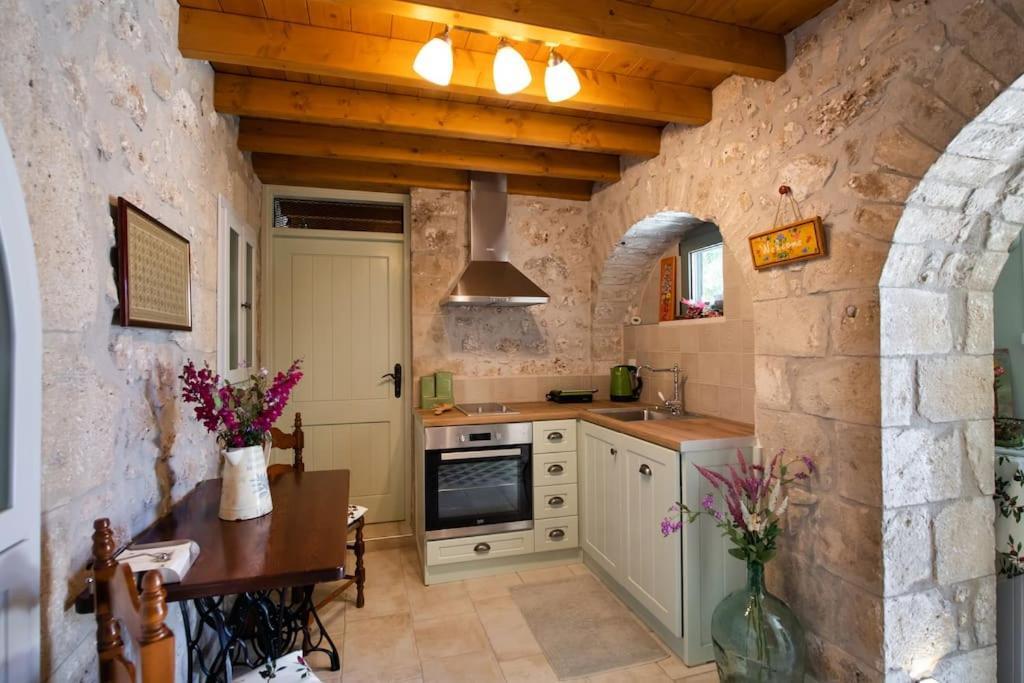 La Casa Di Bella A Tradional Stone House With Barbecue Villa Kariá Exteriör bild