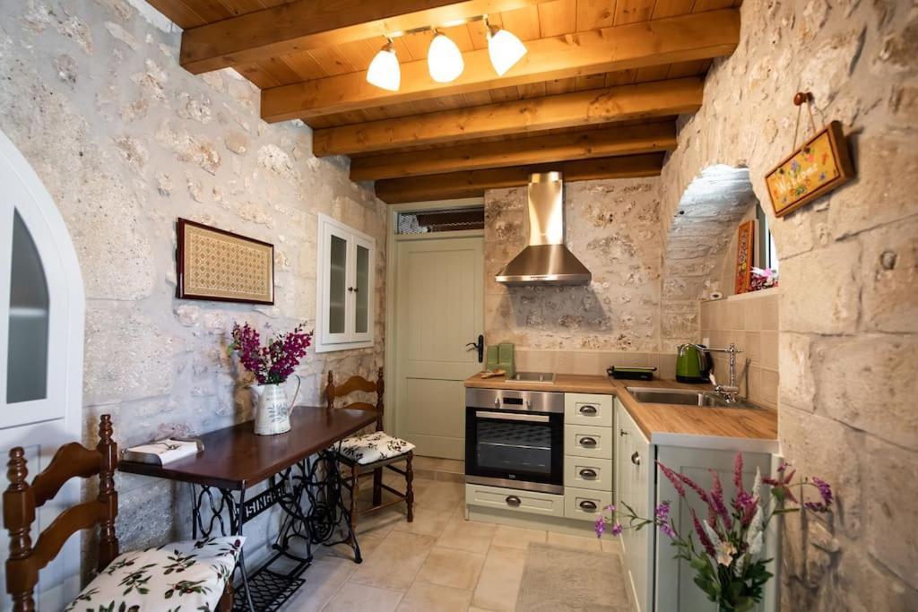 La Casa Di Bella A Tradional Stone House With Barbecue Villa Kariá Exteriör bild