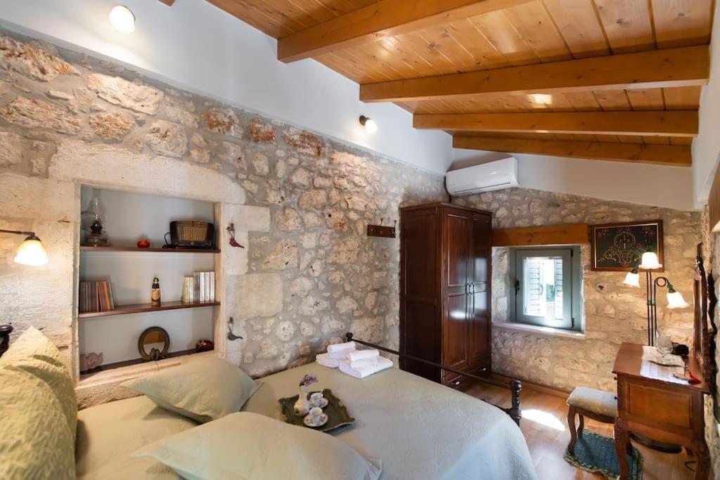 La Casa Di Bella A Tradional Stone House With Barbecue Villa Kariá Exteriör bild